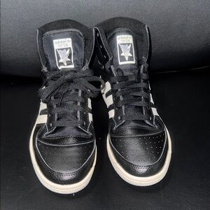 Adidas Black and White Sneakers Classic Low-Top Design‎